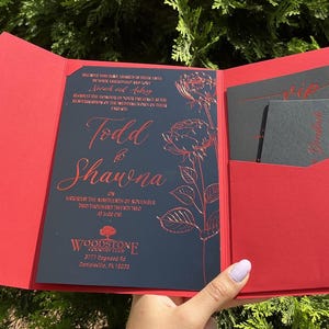 Schwarze Acrylhochzeitseinladung, Schwarze Acryleinladung, Rote Foliendruckeinladung, Weicher strukturierter roter Umschlag mit Tasche, Hochzeitskarte