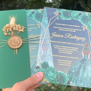 Invitación princesa verde esmeralda, invitación de quinceañera acrílica, invitación de quince, invitación floral, medio sobre verde esmeralda, 15 años