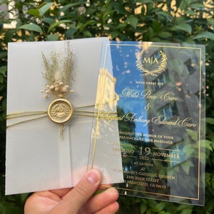 Faire-part en acrylique imprimé feuille d'or, faire-part de mariage, faire-part de mariage en acrylique, chemise en parchemin, cachet de cire doré et fleurs séchées