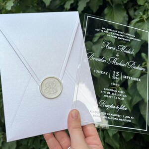 Faire-part de mariage, faire-part de mariage en acrylique, faire-part en acrylique transparent, faire-part imprimé en blanc, enveloppe perle blanche, cachet de cire blanc
