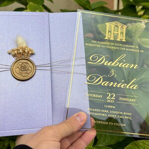 Faire-part de mariage en acrylique, faire-part de mariage, faire-part en acrylique transparent, demi-enveloppe perle lilas, cachet de cire doré et fleurs séchées, invitation