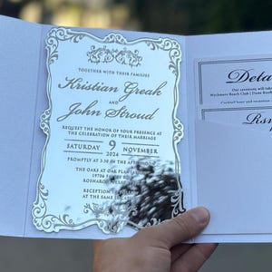 Op maat gesneden zilveren gespiegelde huwelijksuitnodiging, zilveren gespiegelde huwelijksuitnodiging, envelop met witte parel, detail, RSVP-kaart, volledige set