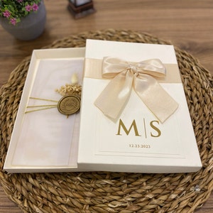 Invitación en caja de marfil. Invitación de acrílico transparente. Invitación de boda de acrílico. Caja de invitación. Tarjeta de invitación de acrílico, impresa con papel dorado