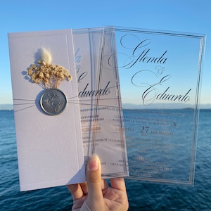Klare Acryleinladung, Acrylhochzeitseinladung, Hochzeitseinladung, Einladung, Silberfoliendruck, weißer perlmuttfarbener halber Umschlag