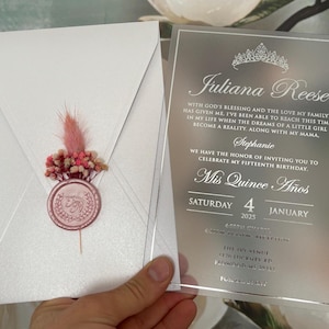 Faire-part en acrylique dépoli, Mis Quince Años, Quinceañera, Sweet 16, faire-part de mariage, enveloppe perle blanche, cachet de cire rose, fleurs séchées