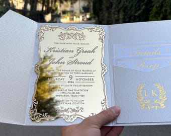 Goud gespiegelde huwelijksuitnodiging: parelmoer envelop, foliedetails