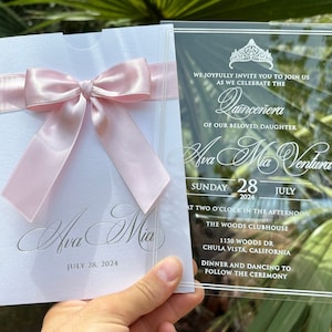 Faire-part de quinceañera en acrylique : enveloppe perle blanche, noeud rose