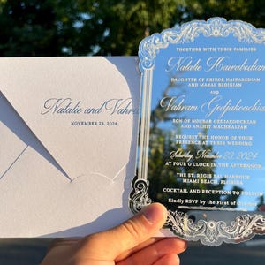 Silber gespiegelte Einladung, Hochzeitseinladung gespiegelt, Silberner Spiegel, speziell geschnittene gespiegelte Einladungskarte, weißer perlmuttfarbener Umschlag