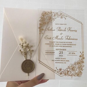 Hochzeitseinladung aus Acryl, Hochzeitseinladung aus klarem Acryl, Hochzeitseinladung, Einladung mit Goldfolie bedruckt, Elfenbein Umschlag, Wachs Siegel