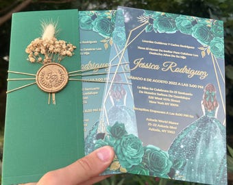 Acryluitnodiging voor quinceañera, smaragdgroene halve envelop, XV Años, gouden lakzegel