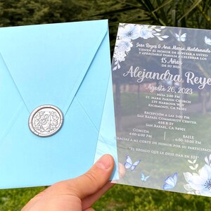 Uitnodiging vlinderthema, blauwe bloemen acryl uitnodiging, kweepeer uitnodiging, acryl uitnodiging quinceañera, lichtblauwe envelop, kweepeer