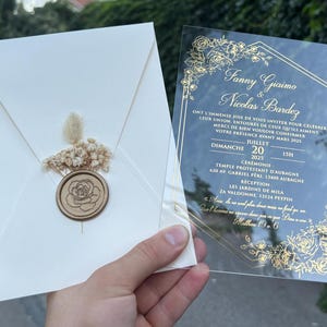 Convite de casamento, Convite de casamento em acrílico, Convite em acrílico transparente, Convite impresso em folha de ouro, Envelope em marfim, Lacre de cera, Flores