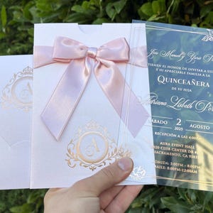 Faire-part de quinceañera en acrylique, impression or rose, ruban rose et enveloppe de perles