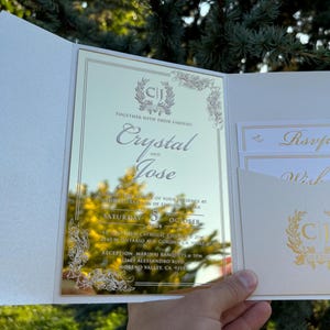 Gouden gespiegelde huwelijksuitnodiging, gespiegelde uitnodiging, huwelijksuitnodiging, ivoren parelzak envelop, detail en RSVP-kaart, uitnodigingsset