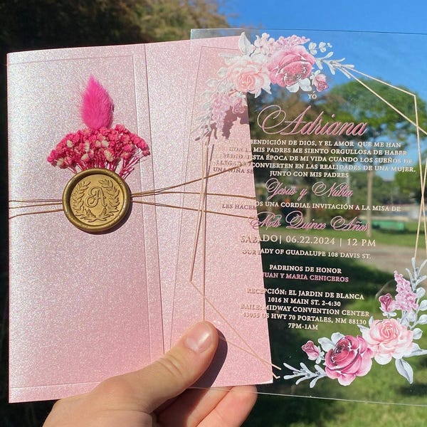 Różowe akrylowe zaproszenie na quinceañera z kwiatowym wzorem, różowa perłowa półkoperta