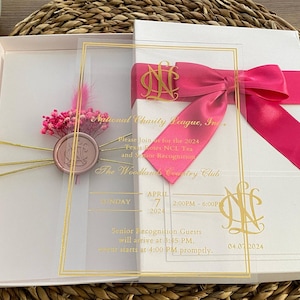 Invitación a evento en caja, Invitación a evento en acrílico, Invitación en caja, Caja de invitación con cinta de color fucsia, Invitación de acrílico impresa con papel dorado