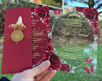 Inbjudningskort med röd ros, klar akryl, Quinceañera, Sweet 16, mörkrött halvkuvert