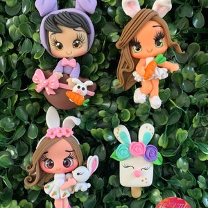 Puede incluir: Cuatro encantos de arcilla polimérica hechos a mano con personajes de temática de conejito. Los encantos son de varios colores, incluyendo rosa, morado, marrón, blanco y verde. Los encantos son perfectos para agregar un toque de capricho a tus manualidades.