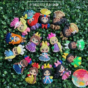 Puede incluir: Una colección de 16 figuritas de princesas Disney de arcilla polimérica hechas a mano. Cada figurita es única y presenta una princesa diferente, incluyendo Blancanieves, Cenicienta, Ariel, Bella, y más. Las figuritas llevan todas sus vestidos característicos y tienen detalles intrincados, como purpurina y lazos.