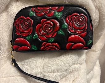Portafoglio da polso in vera pelle nera martellata, dipinto a mano e con motivo floreale di rose rosse.