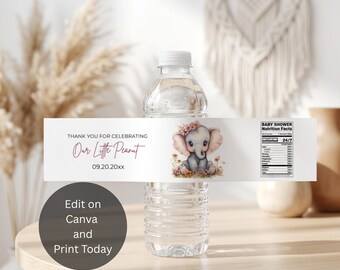 Puede incluir: Una botella de agua de plástico transparente con una etiqueta blanca que muestra una ilustración de un elefante gris, flores rosas y el texto: Thank you for celebrating Our Little Peanut 09.20.20xx, y una tabla Baby Shower Nutrition Facts.