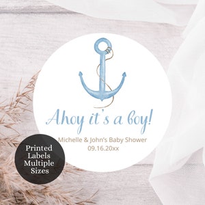 K&ouml;nnte beinhalten: Ahoy it's a boy! Blauer Anker mit braunem Seil auf einem wei&szlig;en Kreis mit dem Text "Ahoy it's a boy!"  Baby Shower von Michelle & John 09.16.20xx.  Gedruckte Etiketten in verschiedenen Gr&ouml;&szlig;en.