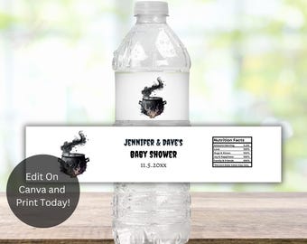 Könnte beinhalten: Wasserflaschenetikett mit einem schwarzen Kessel und einem Rauchdesign. Das Etikett lautet "Jennifer & Dave's Baby Shower" und "11.5.20XX".