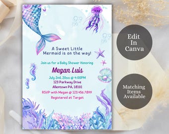 Peut inclure: Une invitation à une fête prénatale avec une illustration aquarelle d'une queue de sirène, de coquillages, d'étoiles de mer et de coraux. Le texte indique "A Sweet Little Mermaid is on the way!" et comprend la date, l'heure, le lieu et les informations RSVP pour l'événement.