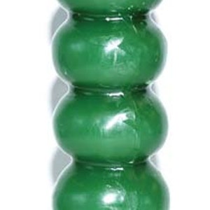 Puede incluir: Una vela de pilar verde con una superficie texturizada y abultada. La vela tiene forma de una serie de esferas apiladas.