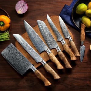 Può includere: Un set di sei coltelli da cucina in acciaio inossidabile con lame decorate e manici in legno. I coltelli sono disposti su un tagliere di legno, mostrando le loro varie dimensioni e forme. È inclusa una mannaia.