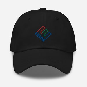 Könnte beinhalten: Schwarze Baseballkappe mit einem gestickten Logo in Rot, Blau und Grün. Das Logo ist eine stilisierte geometrische Form mit dem Wort "ENRON" darunter.
