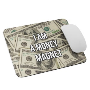 Könnte beinhalten: Eine schwarze Mausmatte mit einem Design aus US-Dollar-Scheinen und dem Text "I AM A MONEY MAGNET".