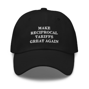 Könnte beinhalten: Eine schwarze Baseballkappe mit weiß gesticktem Text, der "MAKE RECIPROCAL TARIFFS GREAT AGAIN" lautet.