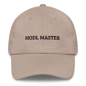 Könnte beinhalten: Eine beige Baseballkappe mit schwarzem Sticktext, der "HODL MASTER" lautet.