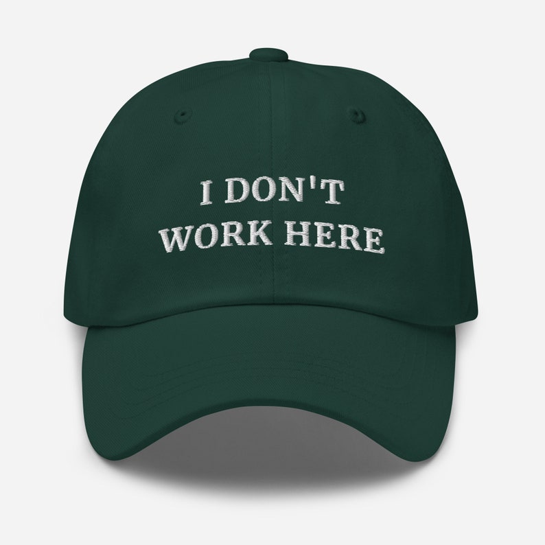 Detailansicht des auffälligen und witzigen „I Don't Work Here“-Aufdrucks auf unserer hochwertigen Kappe. Perfekt für alle, die clevere und freche Mode mögen, die zu Gesprächen anregt.