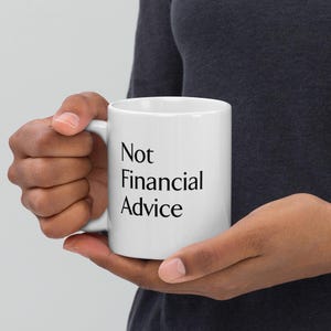 Könnte beinhalten: Weiße Keramiktasse mit schwarzem Text, der "Keine Finanzberatung" lautet.