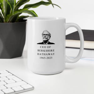 Puede incluir: Taza de cerámica blanca con una imagen en blanco y negro de Warren Buffett, CEO de Berkshire Hathaway, con el texto "CEO of Berkshire Hathaway 1965-2025".