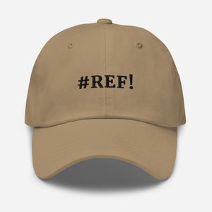 Peut inclure: Casquette de baseball beige avec le texte noir "#REF!". La casquette a une visière incurvée et un bouton sur le dessus. Le chapeau est fait d'un tissu doux et convient au port quotidien.
