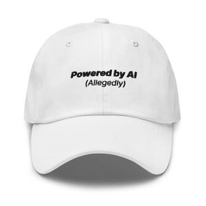 Könnte beinhalten: Weiße Baseballkappe mit dem schwarzen Text "Powered by AI (Allegedly)" mittig auf der Vorderseite. Die Kappe hat einen gebogenen Schirm und einen Knopf oben. Ein lässiges Accessoire.