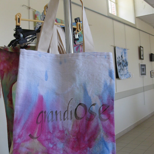 tote bag réalise avec tissu recyclé et teinté puis calligraphie sur tissu. Modèle unique