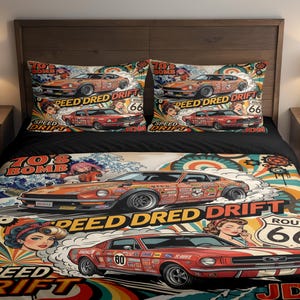 Könnte beinhalten: Ein Bettwäsche-Set mit einem Oldtimer-Thema. Das Set umfasst einen Bettbezug und zwei Kissenbezüge, die alle mit Illustrationen von klassischen Autos, Route 66-Schildern und dem Text "SPEED DRED DRIFT" verziert sind. Die Farbpalette umfasst Orange, Rot und Blau.