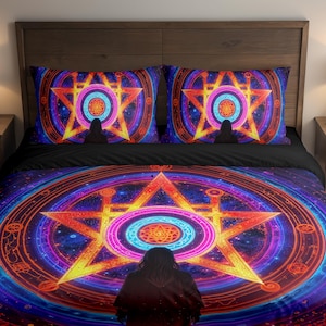 Può includere: Set di biancheria da letto con un design vibrante e colorato. Il copripiumino e le federe presentano una grande stella e motivi circolari nei toni del rosso, arancione, giallo, blu e viola. Sfondo scuro, sagoma di una persona.
