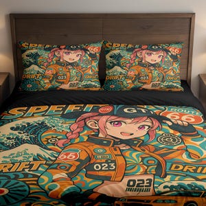 Könnte beinhalten: Bettwäsche-Set mit einer Illustration im Anime-Stil zum Thema Route 66. Das Design zeigt eine Figur in einer orangefarbenen Jacke, den Text "DRIFT" und die Nummer "023". Die Farbpalette umfasst Orange, Türkis und Beige.