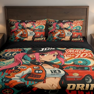 Könnte beinhalten: Bettwäsche-Set mit einer Illustration im Anime-Stil. Das Design zeigt eine weibliche Figur in einer Rennjacke, ein rotes Auto und die Worte "DRIFT" und "Made in the 70's". Das Set enthält einen Bettbezug und zwei Kissenbezüge.
