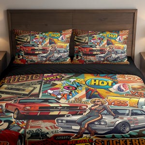 Könnte beinhalten: Buntes Bettwäsche-Set im Retro-Stil mit einem roten Auto, einer Frau und dem Wort "HOT". Bettbezug und Kissenbezüge zeigen eine Collage aus Vintage-Bildern, darunter Kassetten und Grafiken im Comic-Stil.