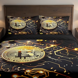 Puede incluir: Juego de cama con temática Bitcoin, que presenta un gran diseño de moneda de oro sobre un fondo negro con patrones de circuitos. El juego incluye una funda nórdica y dos fundas de almohada, creando una estética de dormitorio moderna y tecnológica.