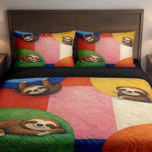 Può includere: Un set di biancheria da letto colorato con un motivo di bradipi. Il copripiumino e le federe presentano un motivo ripetuto di bradipi su un patchwork di rosso, rosa, verde, giallo e blu. I bradipi sono raffigurati in stile cartone animato.