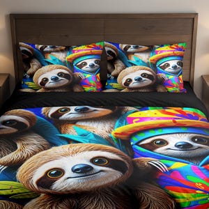 Può includere: Un set di biancheria da letto con un colorato design di bradipi. Il copripiumino e le federe mostrano diversi bradipi con cappelli e abiti vivaci. I bradipi hanno pelliccia marrone, grandi occhi e sono su uno sfondo blu e nero.