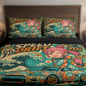 Könnte beinhalten: Ein Speed Drift 70er Jahre Bettwäsche-Set mit einer farbenfrohen Anime-Illustration eines Autos und einer Figur. Das Set enthält einen Bettbezug und zwei Kissenbezüge. Das Design integriert Route 66-Bilder und ein Wellenmuster.