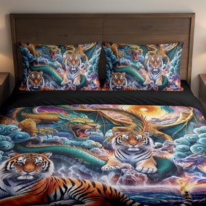 Pode incluir: Conjunto de roupa de cama com um design de fantasia de tigres e dragões num cenário de nuvens e água. A capa de edredão e as fronhas apresentam uma ilustração detalhada com tons de laranja, azul e verde, criando uma cena dinâmica e mítica.